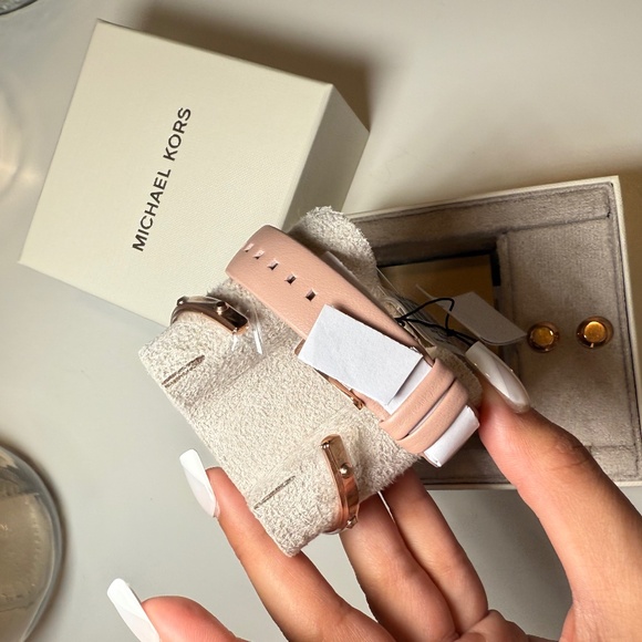 MICHEAL KORS watch set w/earrings and bangle - Picture 9 of 9